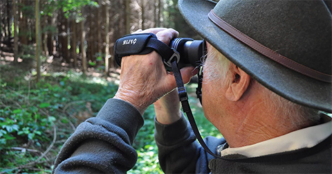 photo qui montre une personne observant la nature à l'aide d'une caméra thermique