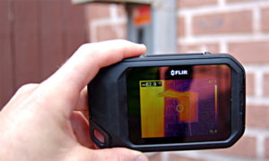 photo de la caméra thermique flir c2 dans la main d'une personne