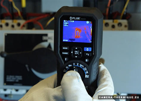 photo d'une personne qui utilise la camera thermique flir dm284