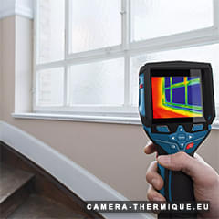 photo d'un professionnel qui verifie les fuites d'air dans les joints d'une fenetre avec la camera thermique gtc 400c de chez bosch