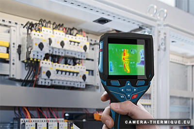 photo d'une personne qui inspecte un tableau electrique avec la camera thermique bosch gtc 400