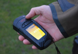 photo illustrant une personne tenant la caméra thermique seek reveal pro dans ses mains lors du test effectue par camera-thermique.eu