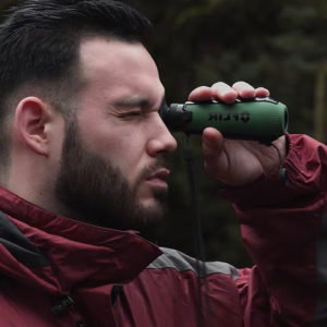photo de la camera thermique flir scout TK utlisé par une personne