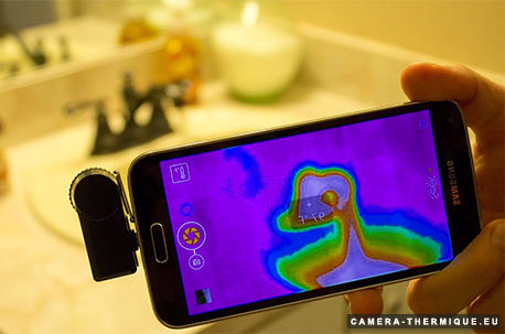 apercu de la caméra thermique pour smartphone seek thermal pro installée sur un appareil samsung